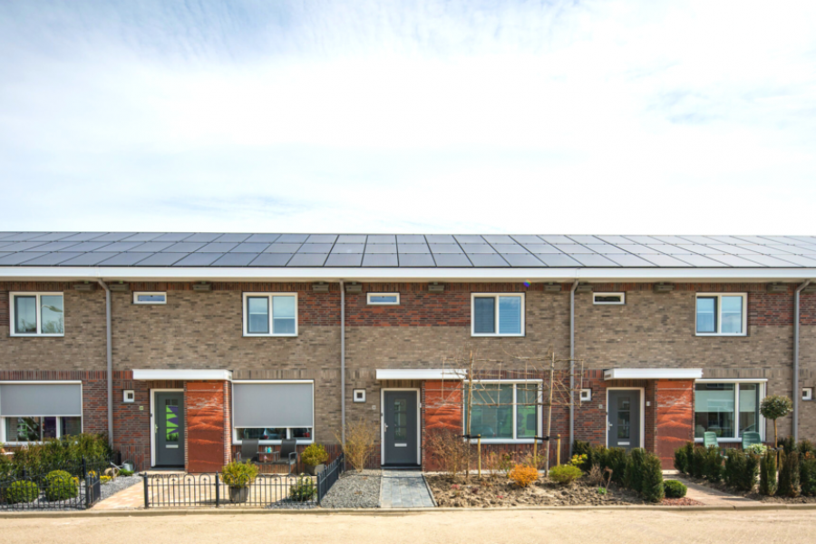 inkijk naar alleen licht in ronde loopbrug met ramen