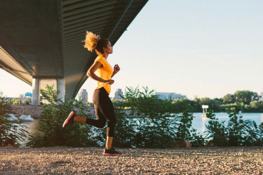 inkijk naar alleen licht in ronde loopbrug met ramen