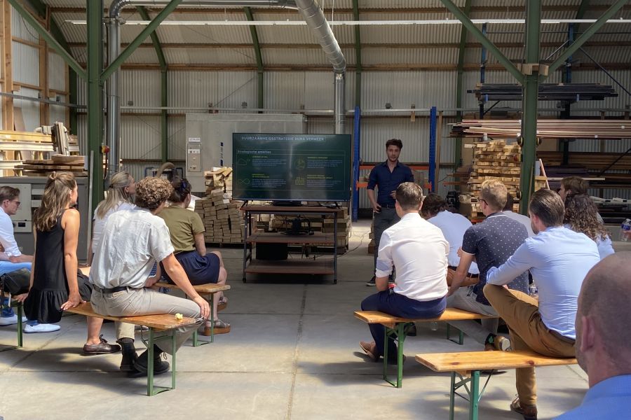 inkijk naar alleen licht in ronde loopbrug met ramen