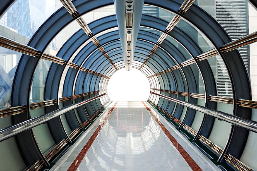 inkijk naar alleen licht in ronde loopbrug met ramen