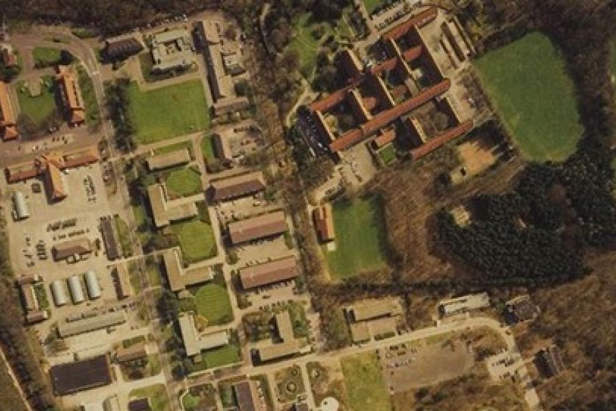 Luchtfoto van een woonwijk met veel grasvelden en bomen