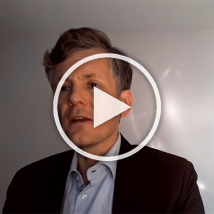 screenshot video interview met Geert-Jan van Oosterhout met afspeelknop eroverheen