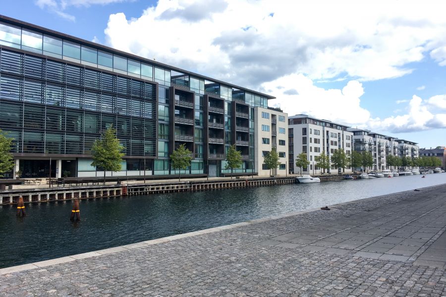 Foto vanaf de kade genomen van kantoren aan de overkant van het water